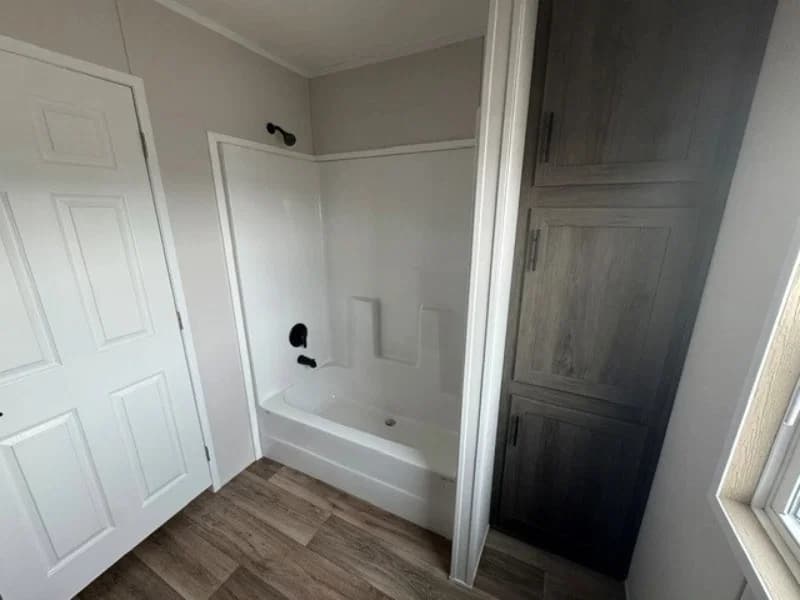 Vantage 32563n bathroom home features