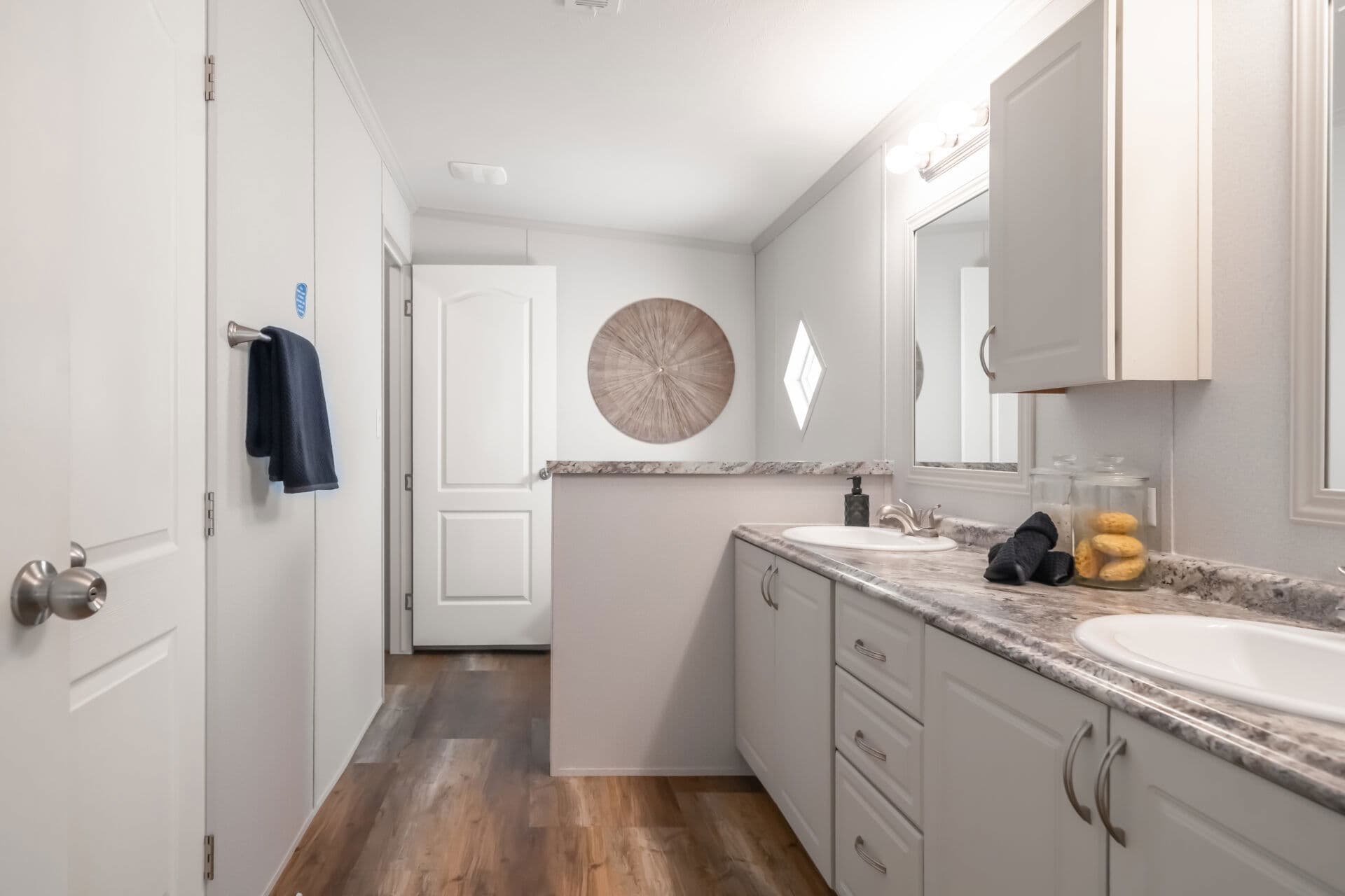 Heritage h-3256-32d bathroom home features