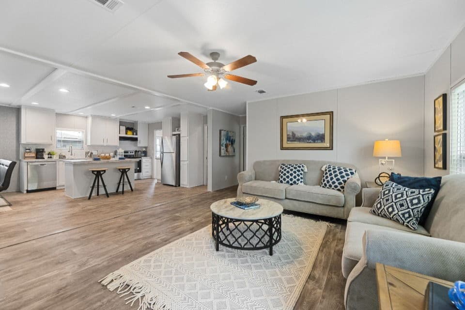 Pinnacle 32523p interior home features