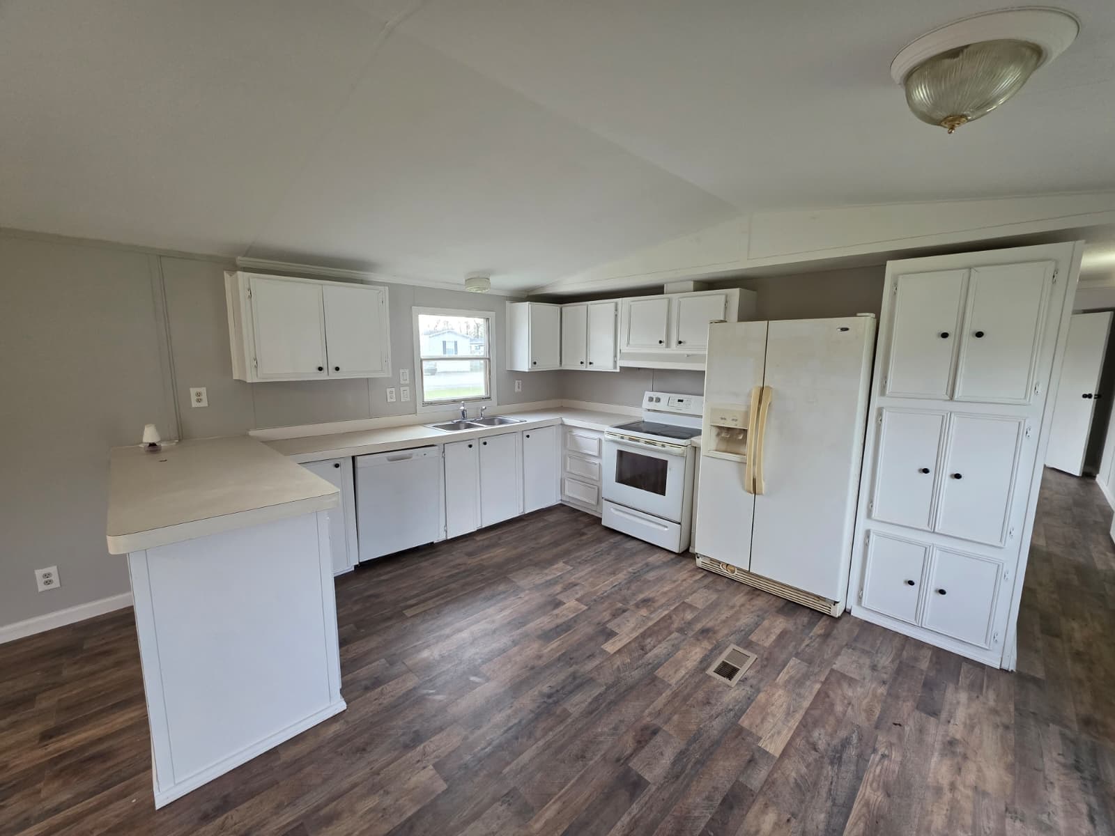 $59,900, owner financing $5,000 down, year 1998, 16x76, set in park, new caney (pre-owned)  home features