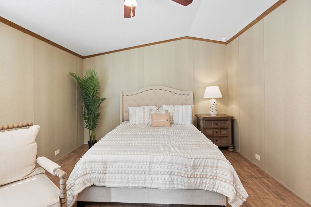 Classic c-1868-32a bedroom home features