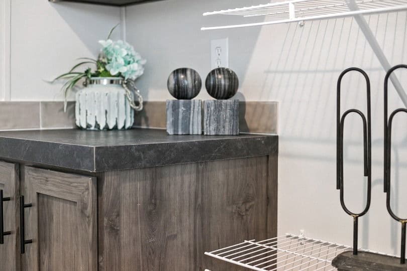 Valor 16763n  interior home features