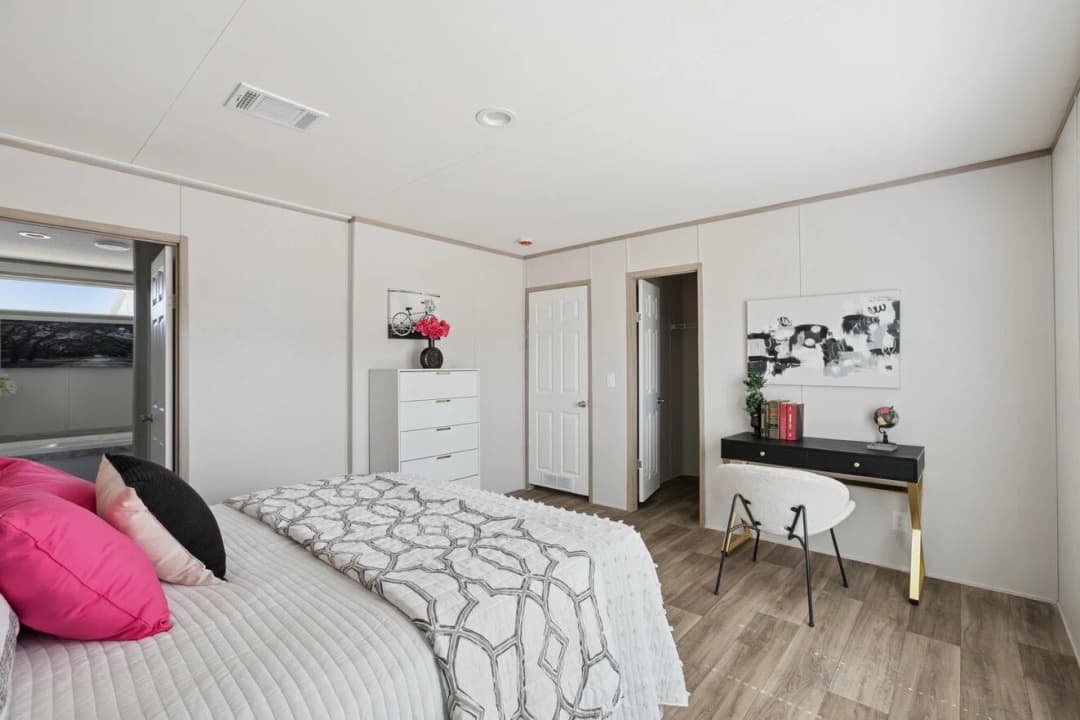 Pinnacle 28603p bedroom home features