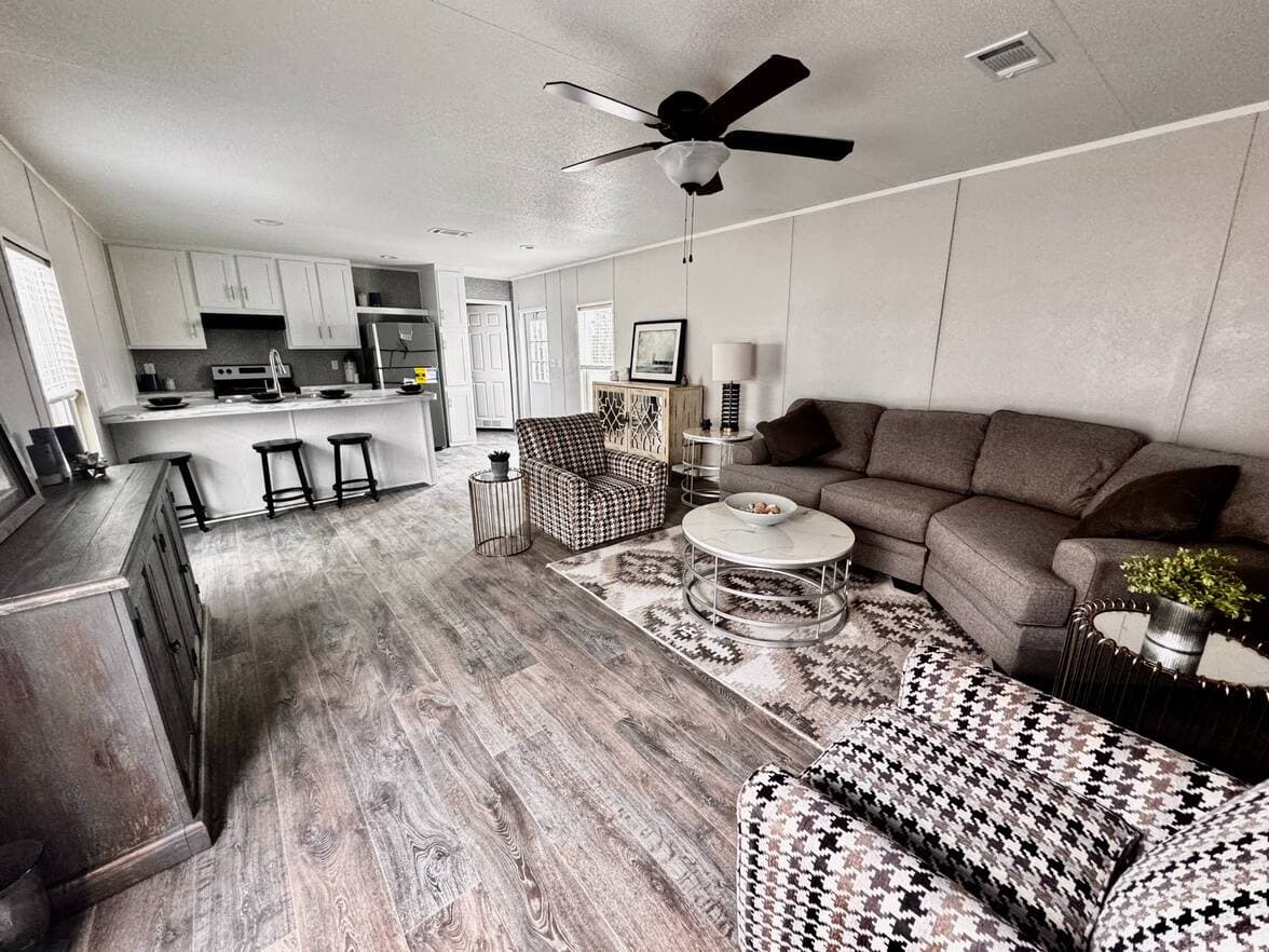 Valuhomes 16763p living room home features