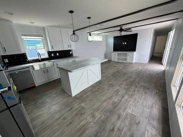 Landmark 16763b interior home features