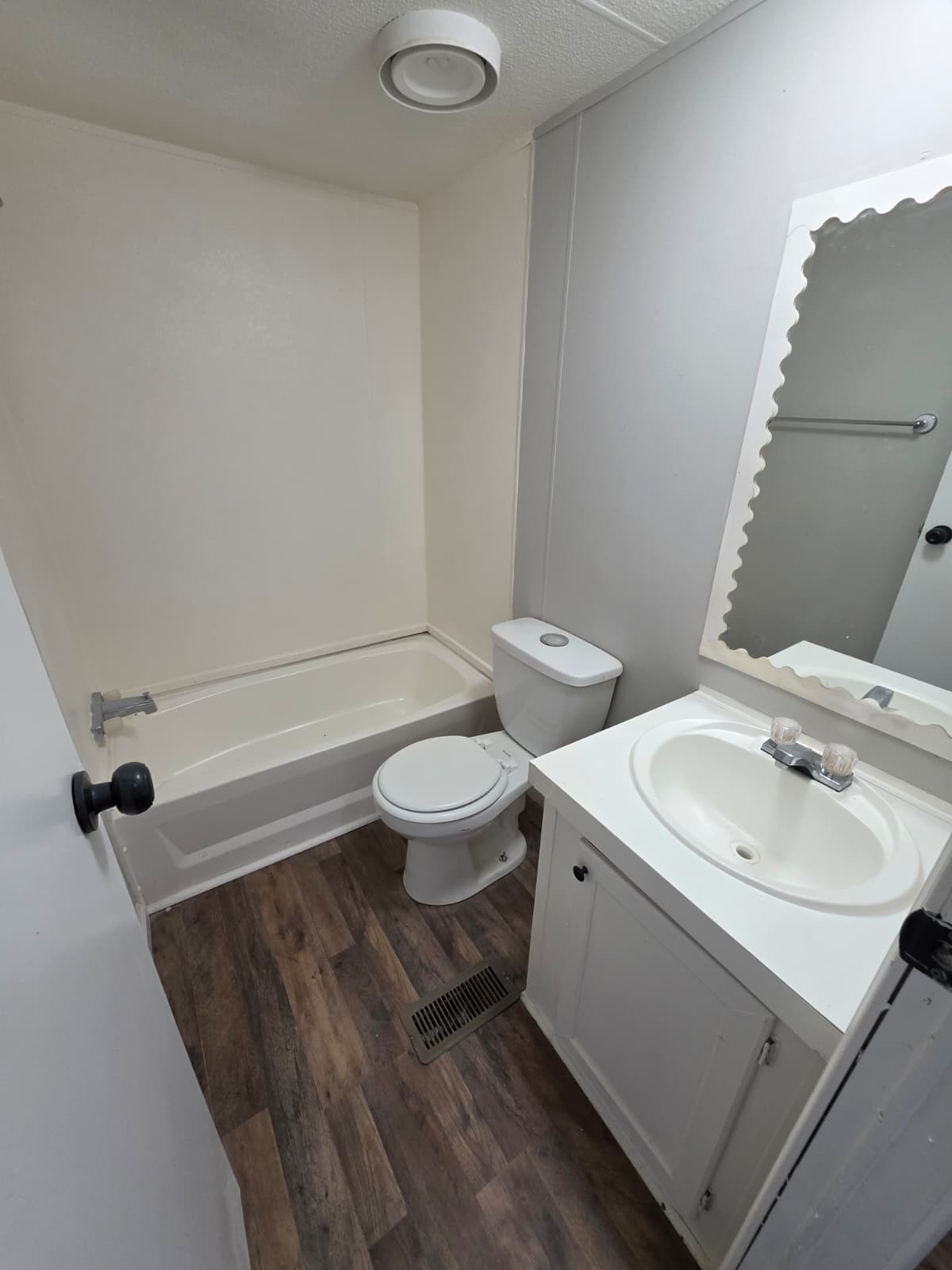 $59,900, owner financing $5,000 down, year 1998, 16x76, set in park, new caney (pre-owned)  home features