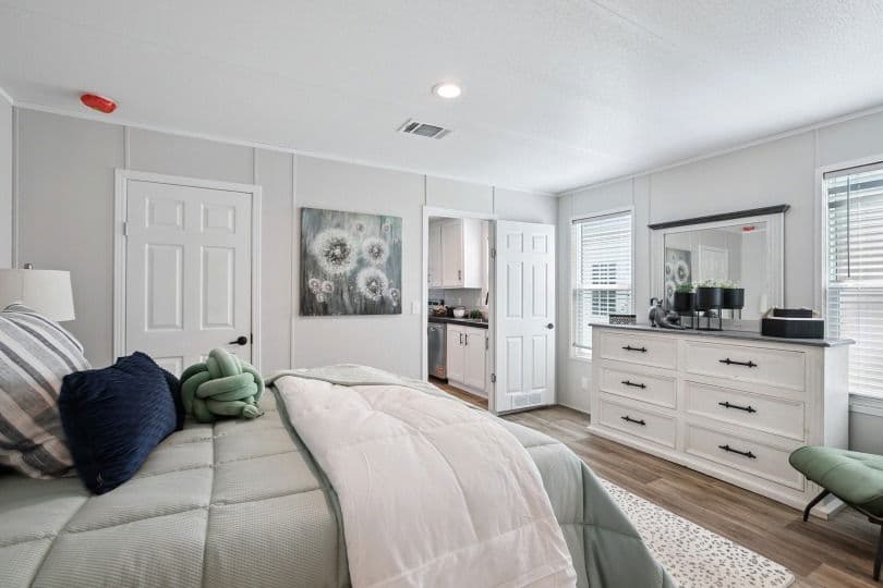 Valor 16763n  bedroom home features