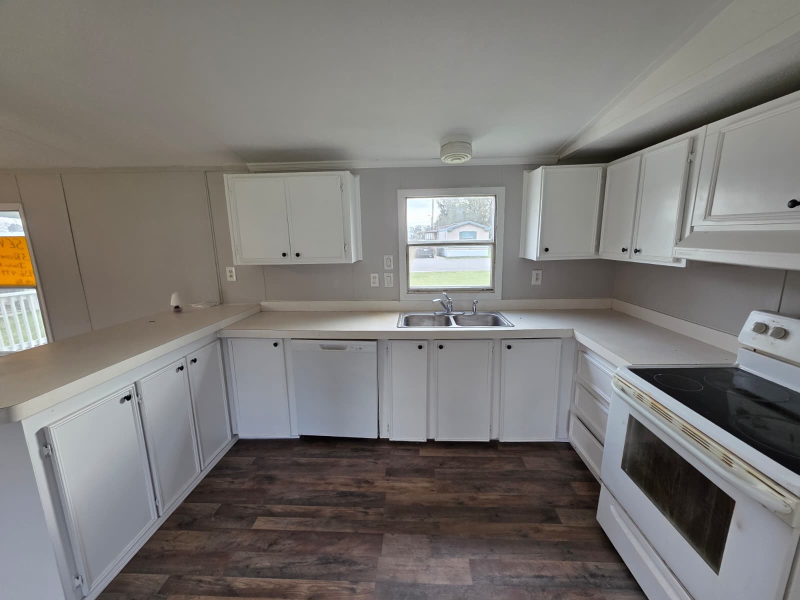 $59,900, owner financing $5,000 down, year 1998, 16x76, set in park, new caney (pre-owned)  home features