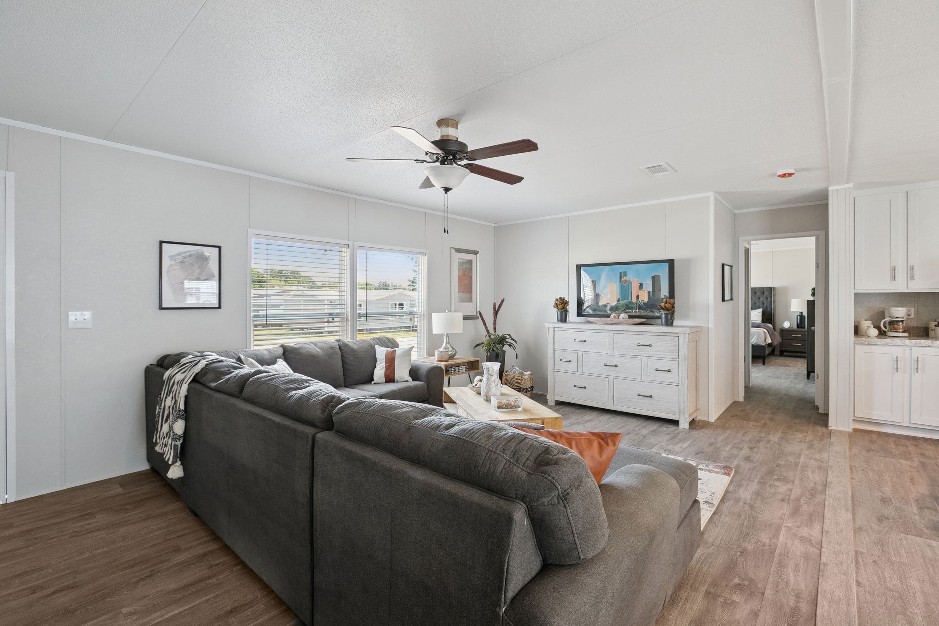 Valuhomes limited 28724p  interior home features