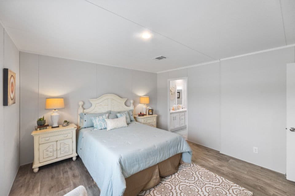 Pinnacle 28603p bedroom home features