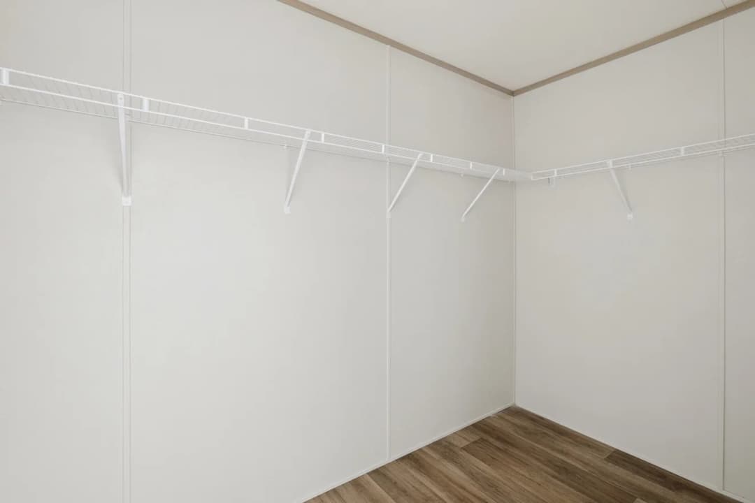 Pinnacle 28603p bedroom home features
