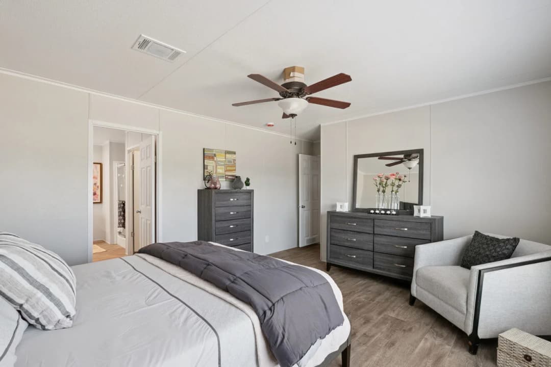 Valuhomes 28724p bedroom home features
