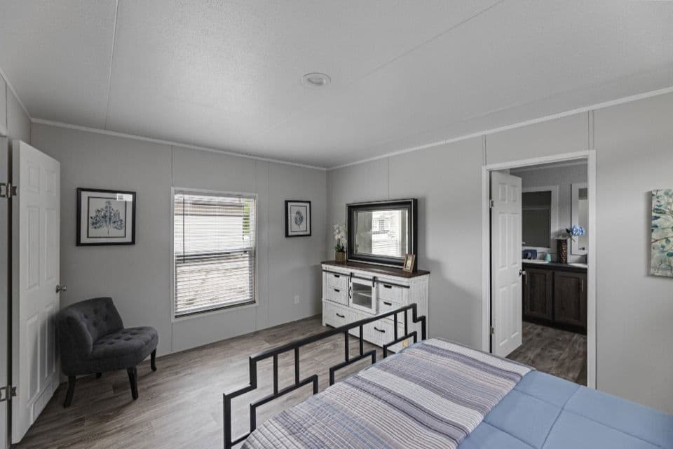 Pinnacle 16763p bedroom home features