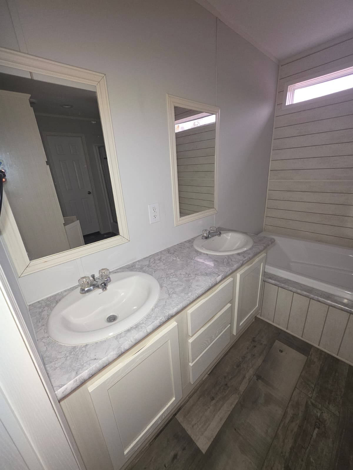 2021 oak creek 231 (pre-owned)  home features