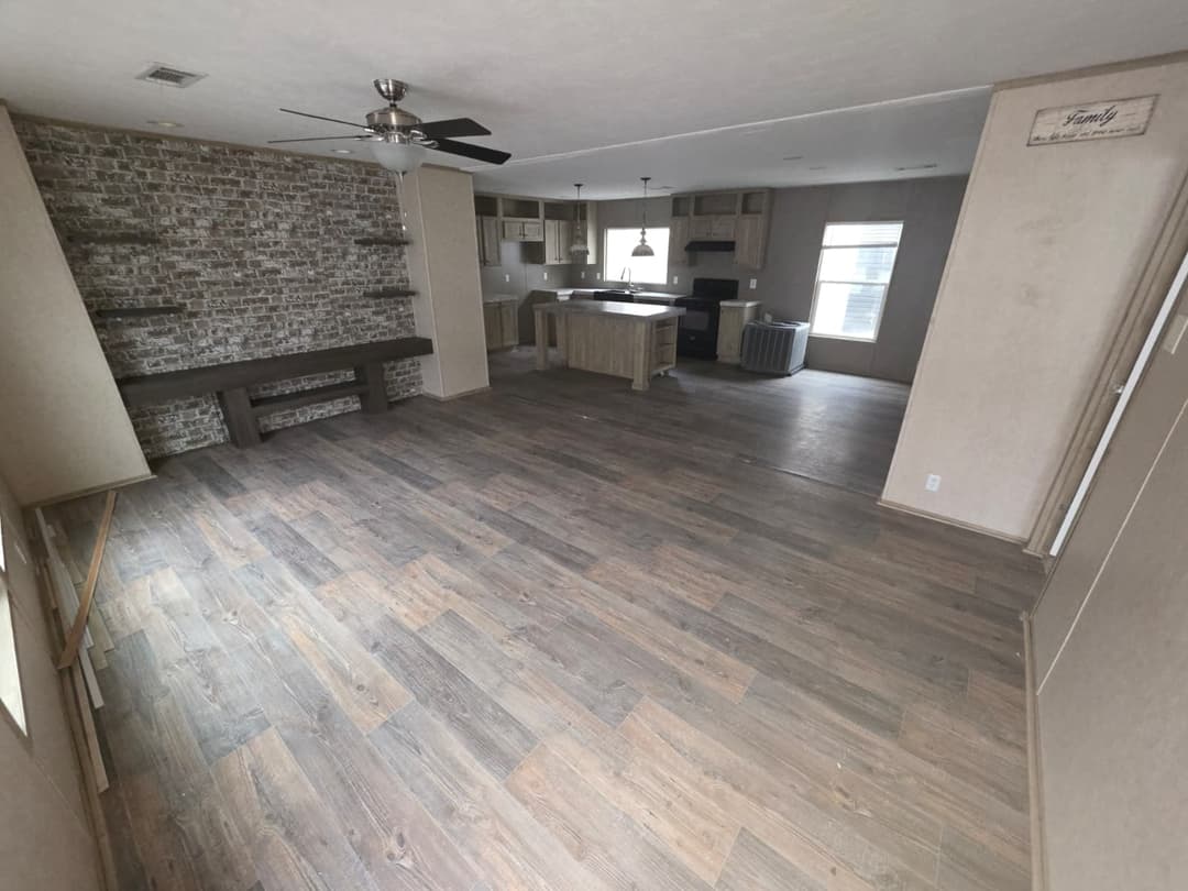 2018 clayton (pre-owned) interior home features