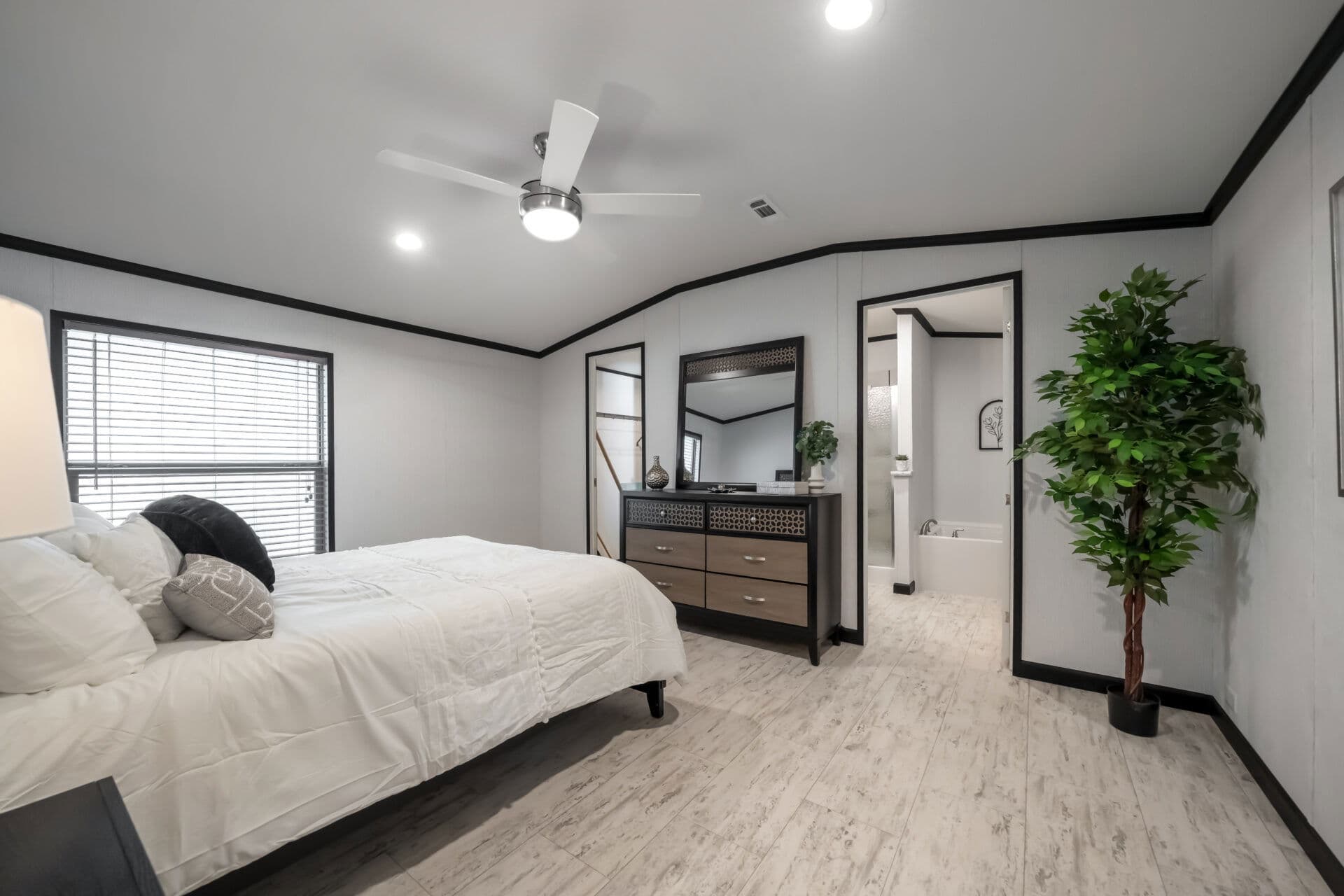 Classic c-1680-32m bedroom home features