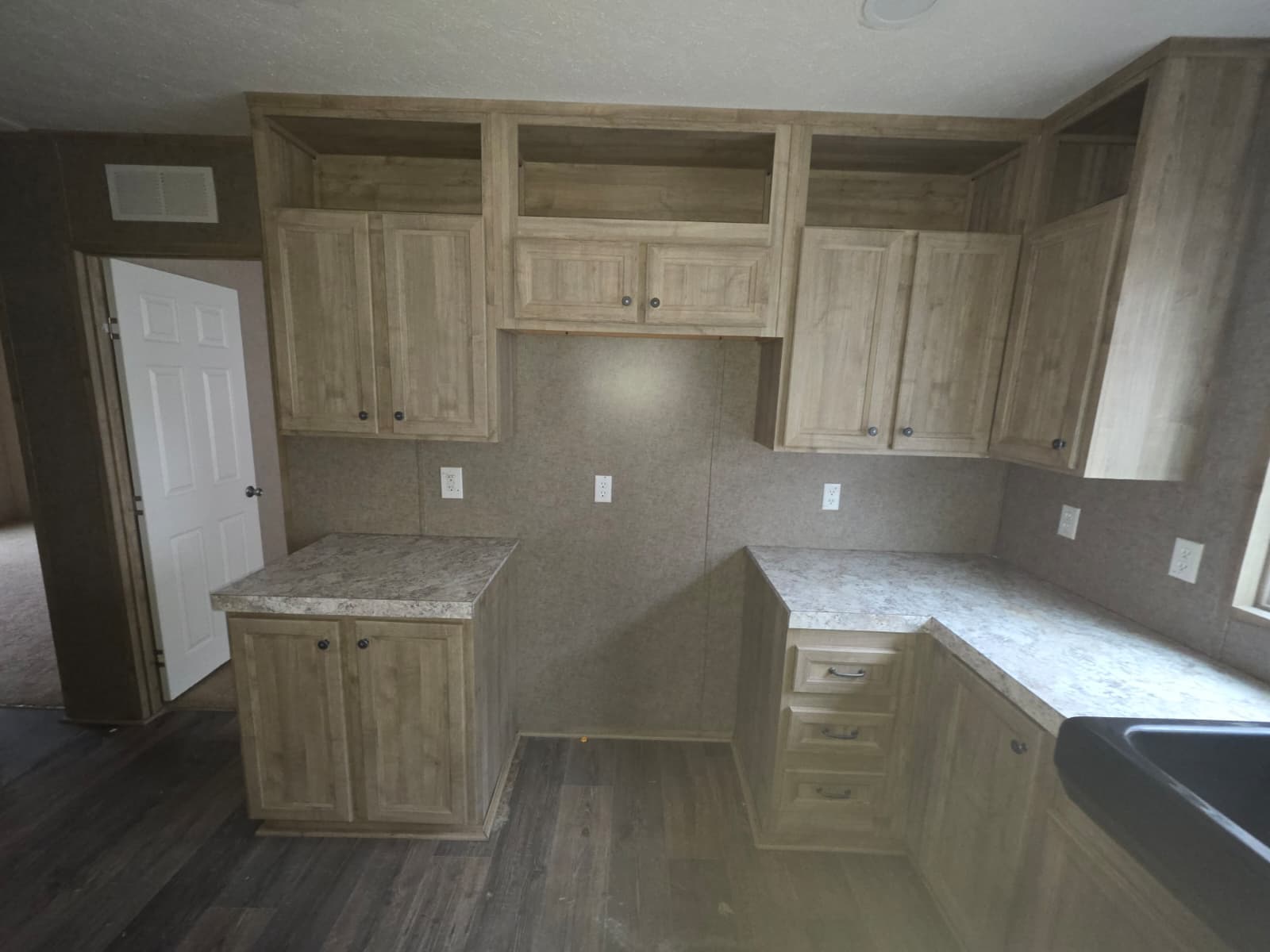 2018 clayton (pre-owned) kitchen home features