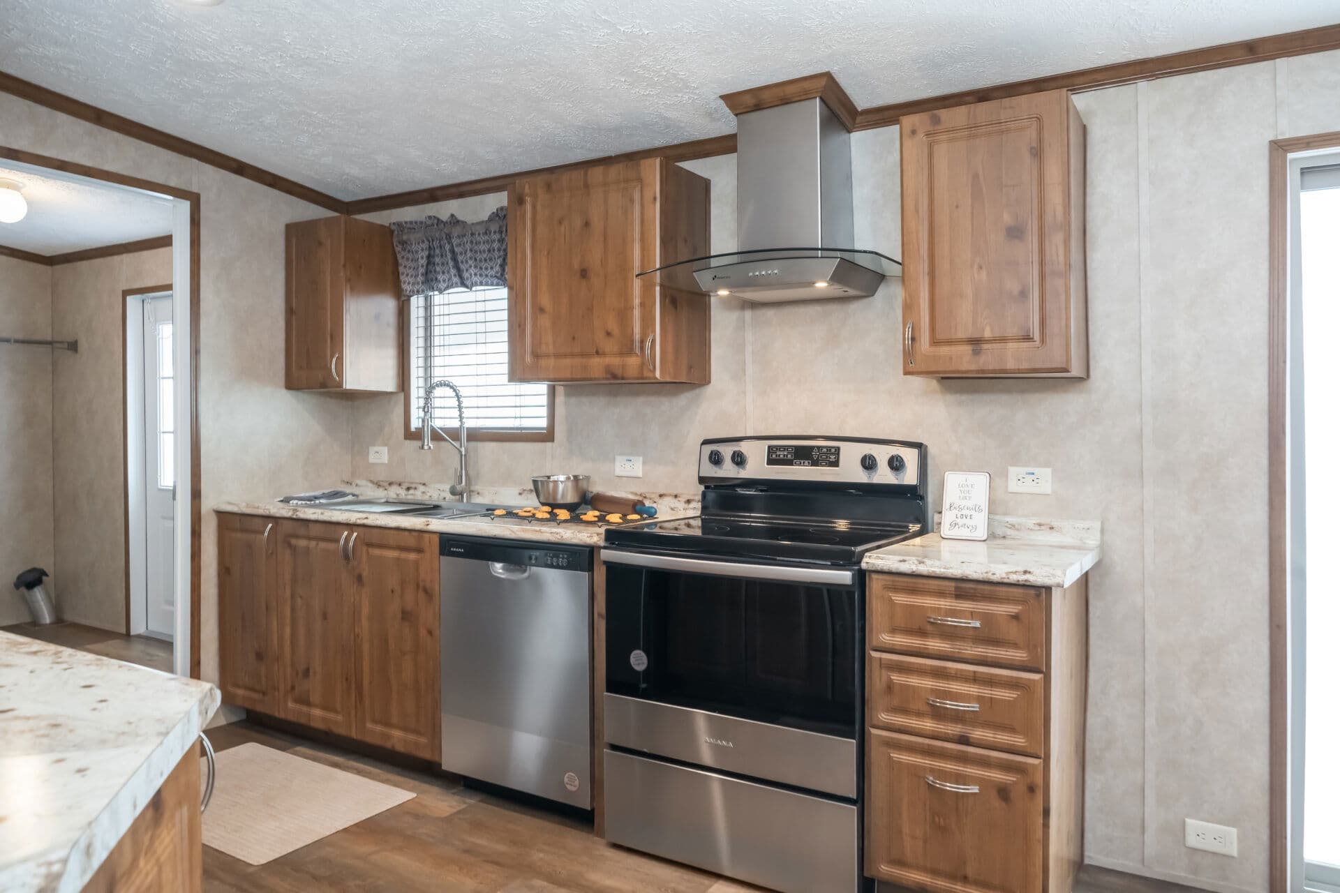 Classic c-3248-32b kitchen home features