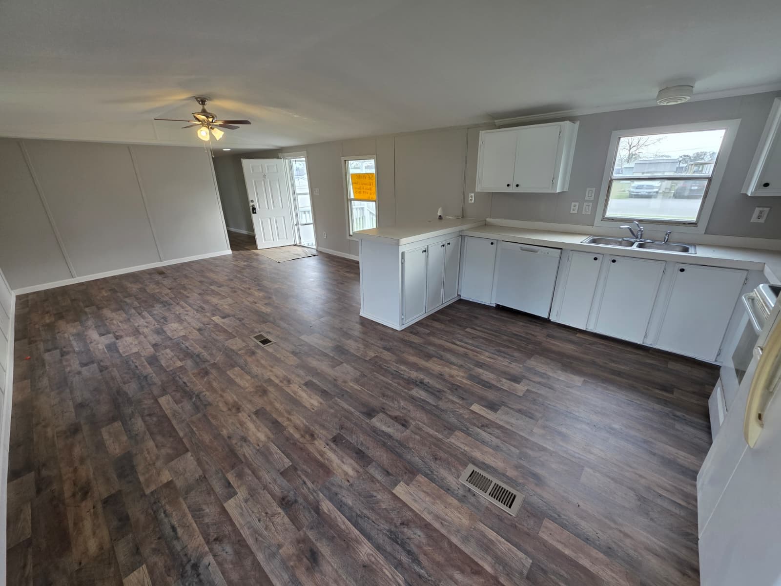 $59,900, owner financing $5,000 down, year 1998, 16x76, set in park, new caney (pre-owned)  home features