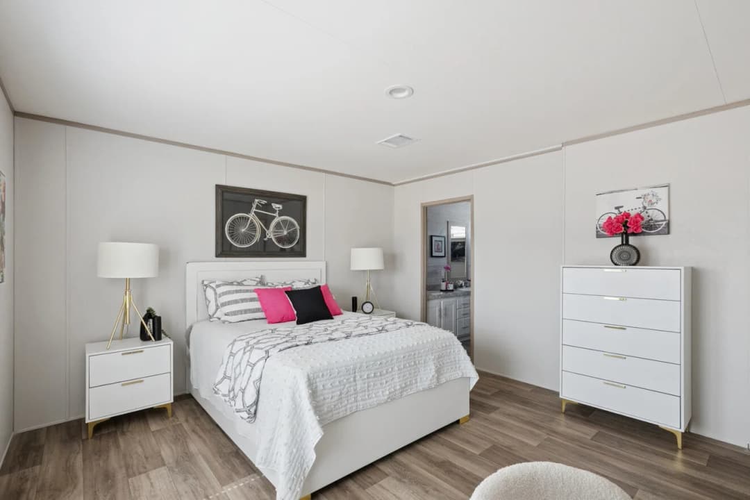 Pinnacle 28603p bedroom home features