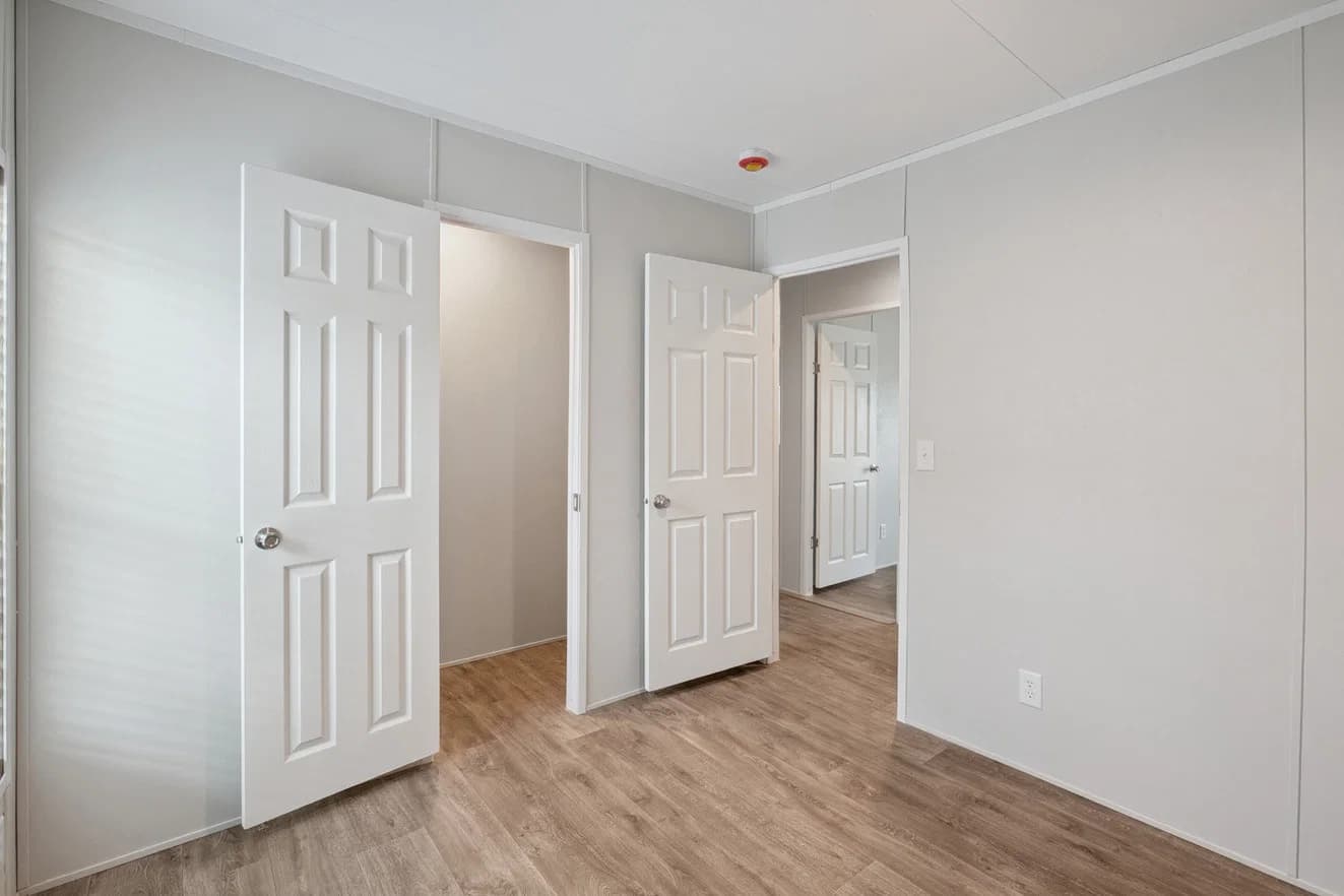 Valuhomes 28724p bedroom home features
