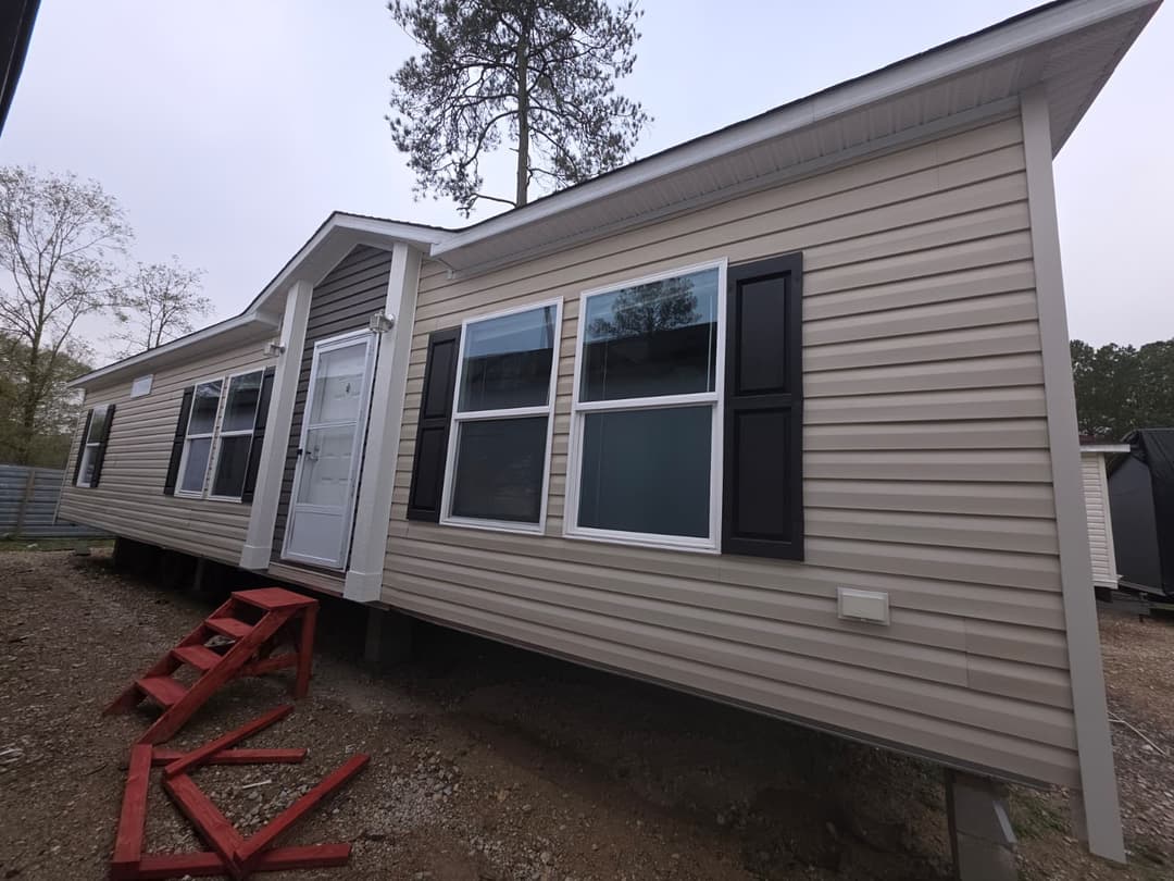 2018 clayton (pre-owned) hero and exterior home features