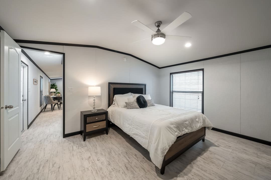 Classic c-1680-32m bedroom home features