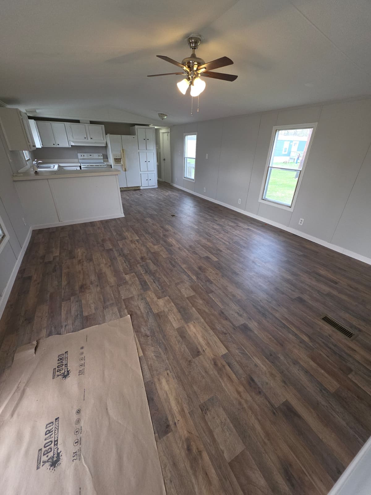 $59,900, owner financing $5,000 down, year 1998, 16x76, set in park, new caney (pre-owned)  home features