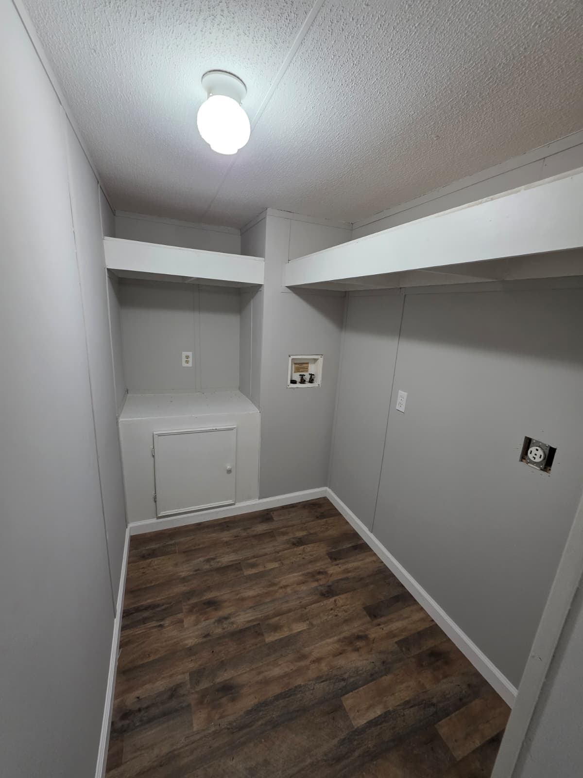 $59,900, owner financing $5,000 down, year 1998, 16x76, set in park, new caney (pre-owned)  home features