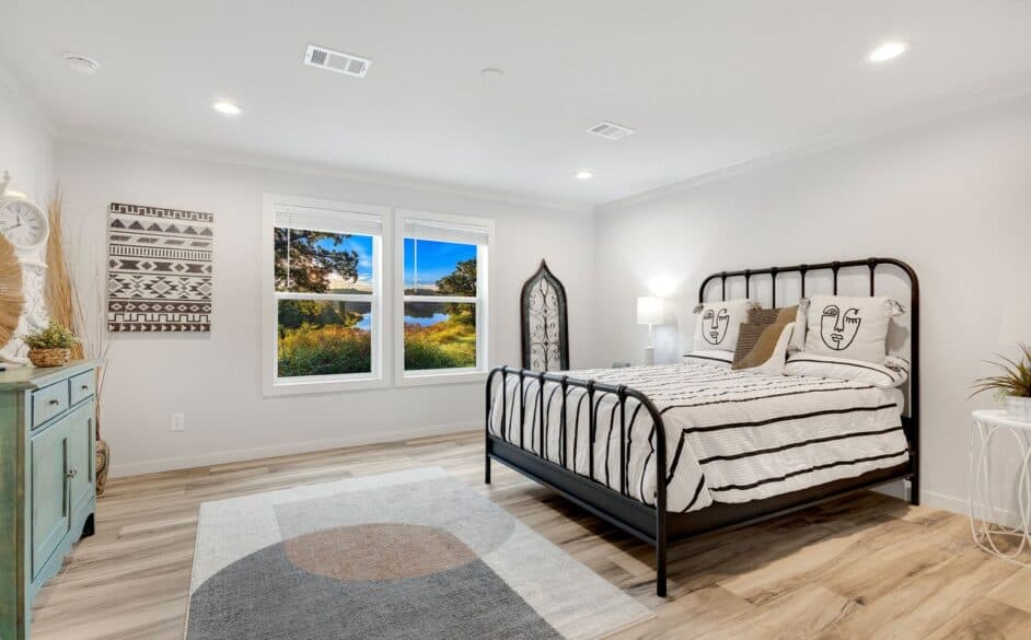 Hope r76e bedroom home features