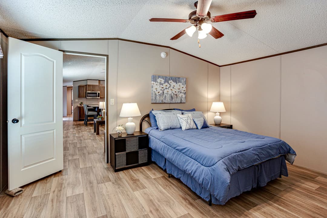 Select s-1672-32b bedroom home features