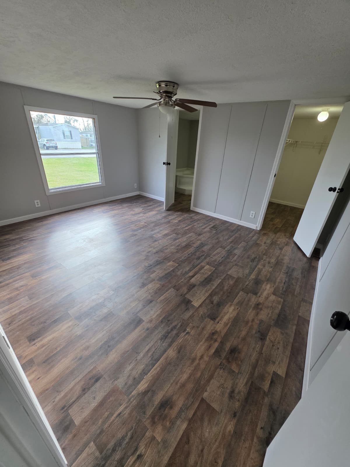 $59,900, owner financing $5,000 down, year 1998, 16x76, set in park, new caney (pre-owned)  home features