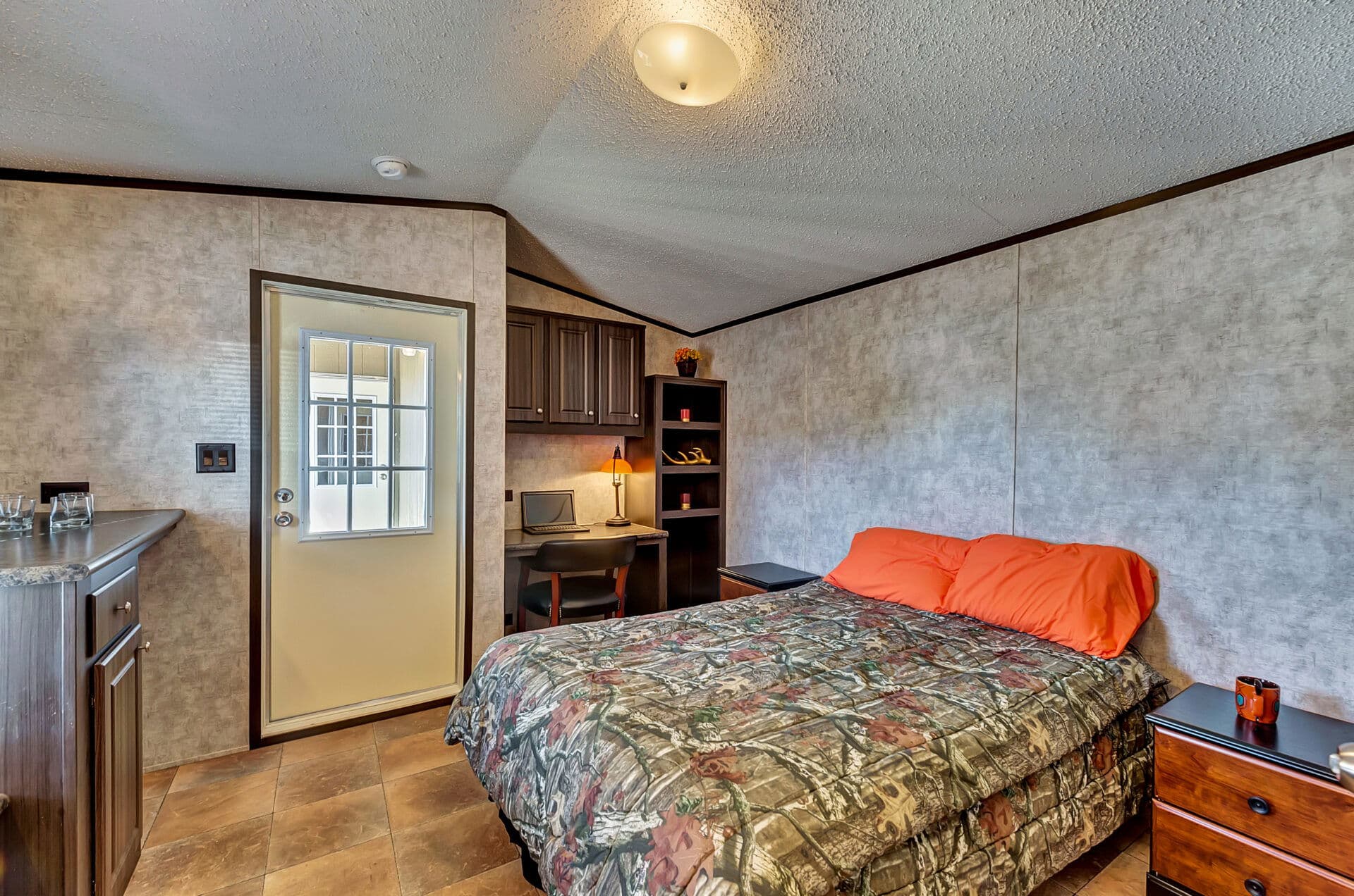 Select s-1240-22a bedroom home features