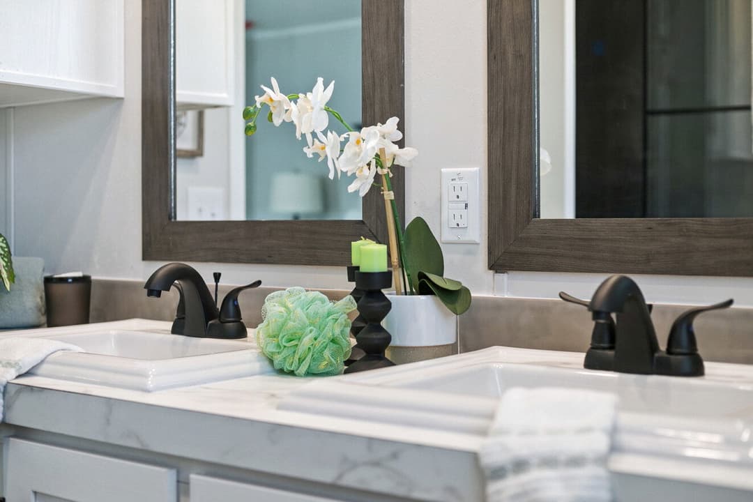 Valor 16763n  bathroom home features