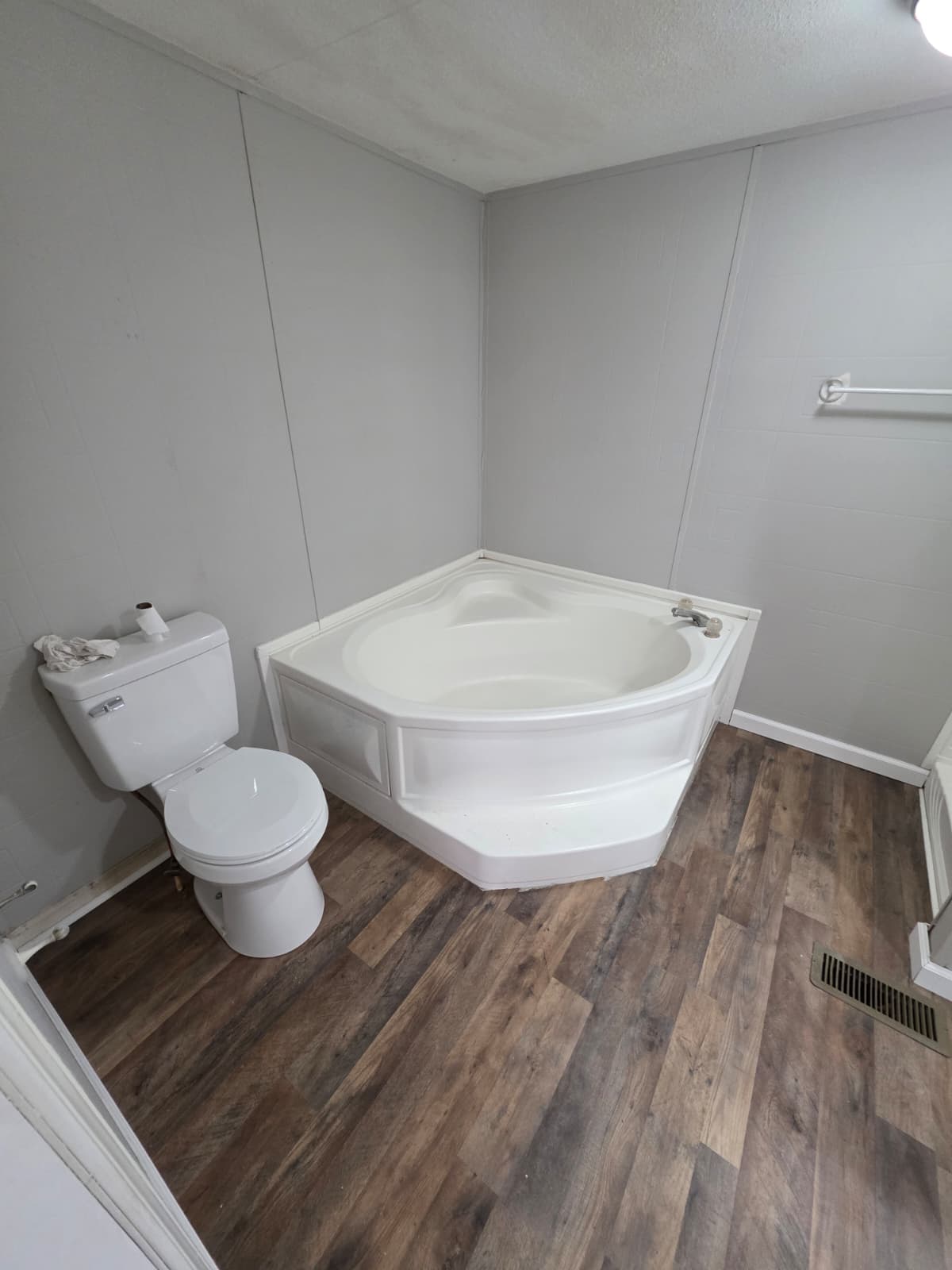 $59,900, owner financing $5,000 down, year 1998, 16x76, set in park, new caney (pre-owned)  home features