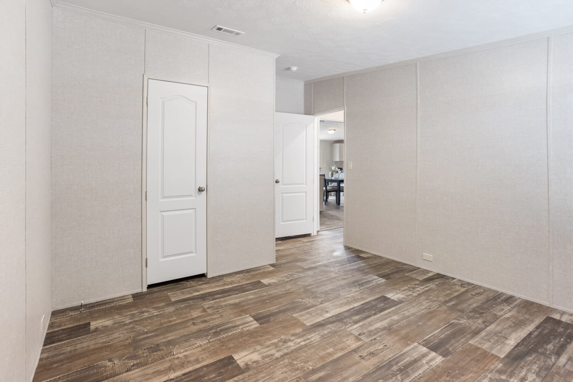 Heritage h-3272-43a bedroom home features