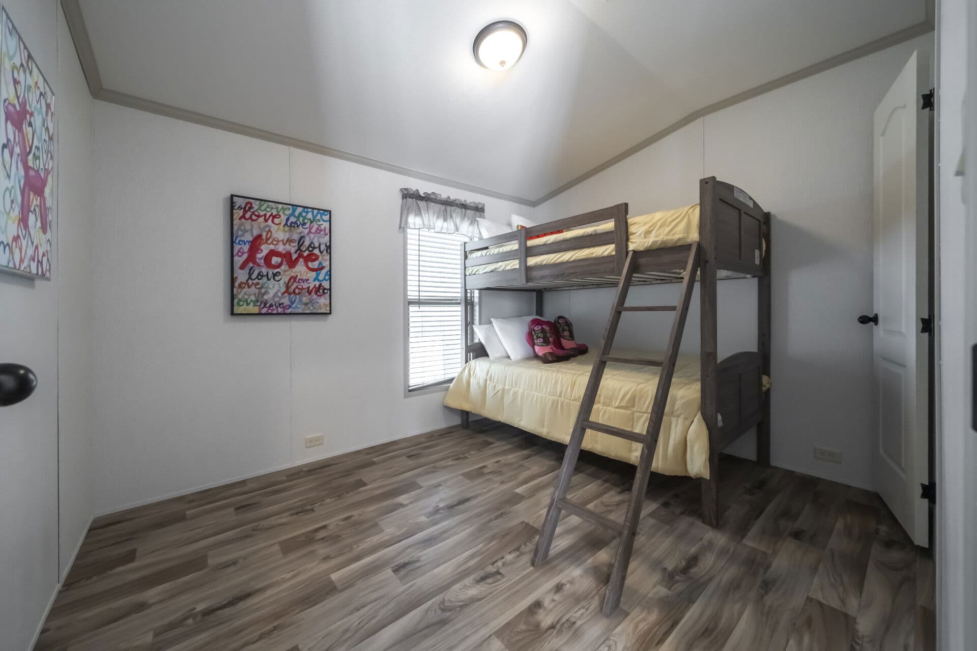 Heritage h-1660-21fka bedroom home features