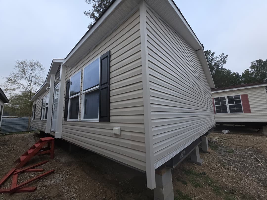 2018 clayton (pre-owned) exterior home features