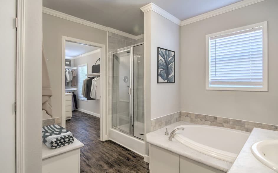 Comfort 5176 bathroom home features