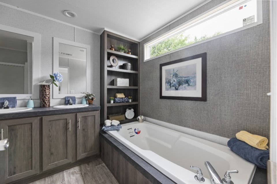 Pinnacle 16763p bathroom home features