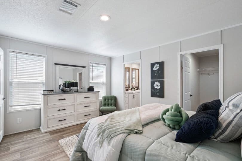 Valor 16763n  bedroom home features