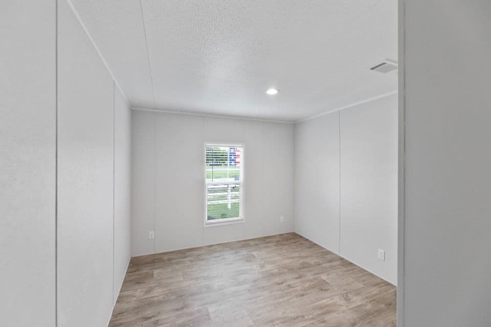 Pinnacle 28603p bedroom home features