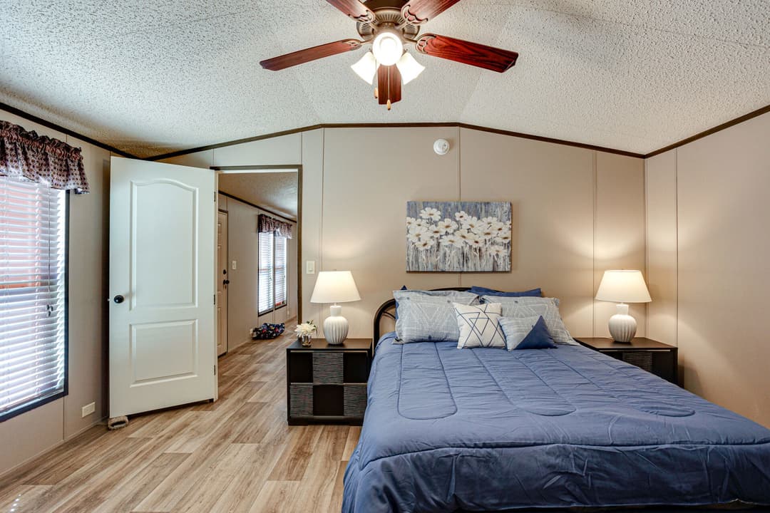 Select s-1672-32b bedroom home features