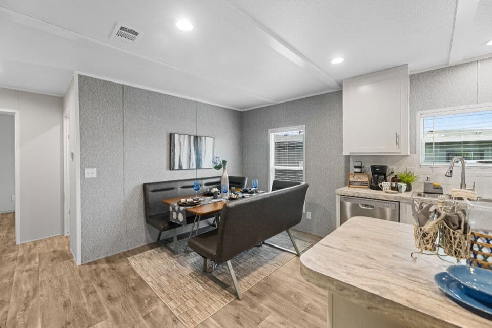 Pinnacle 32523p interior home features