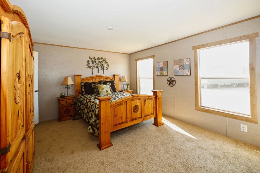 Taurus 9366 bedroom home features