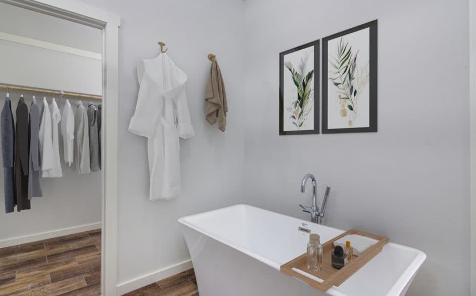 Sapphire 5863 bathroom home features