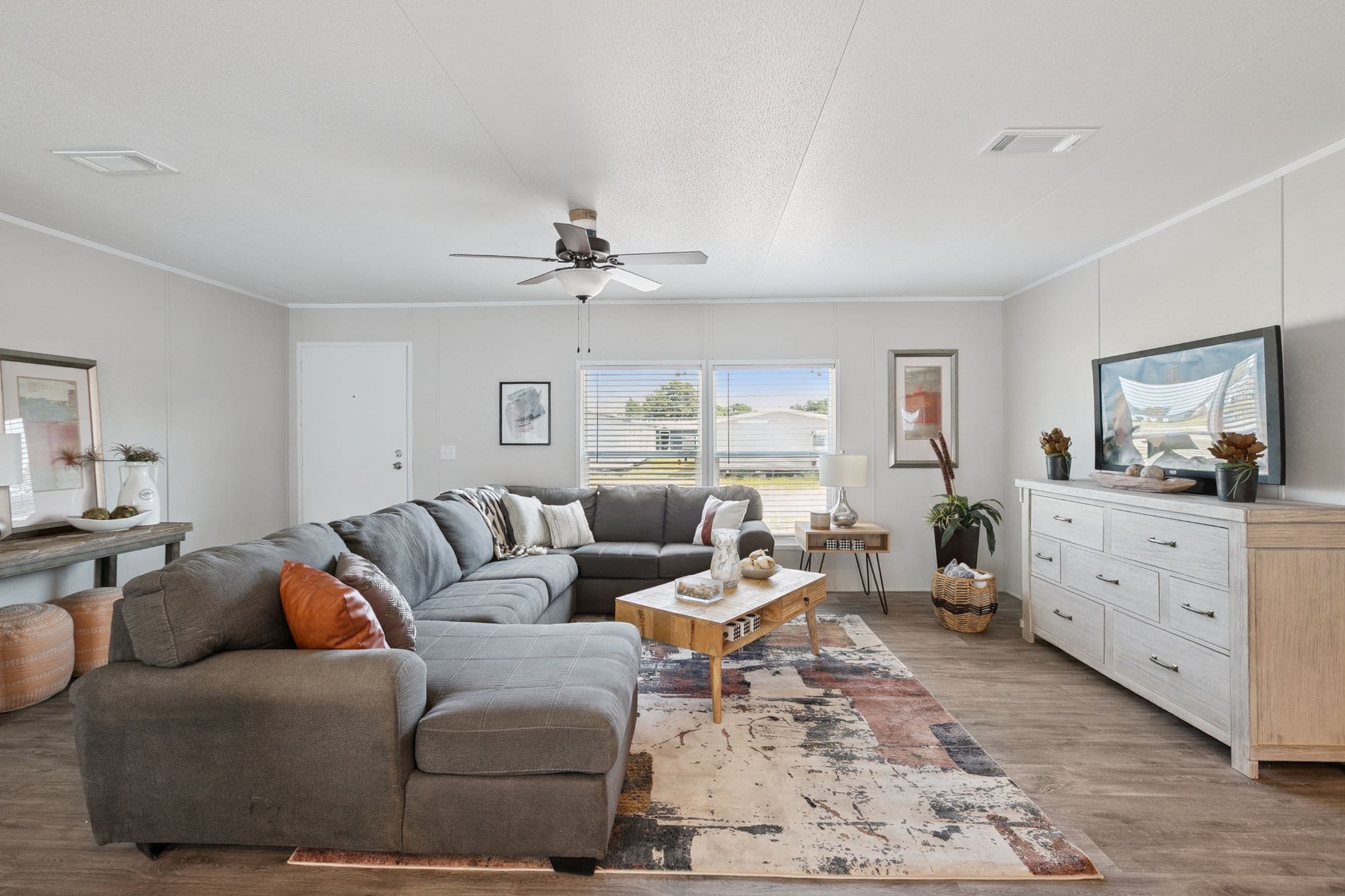 Valuhomes limited 28724p  interior home features