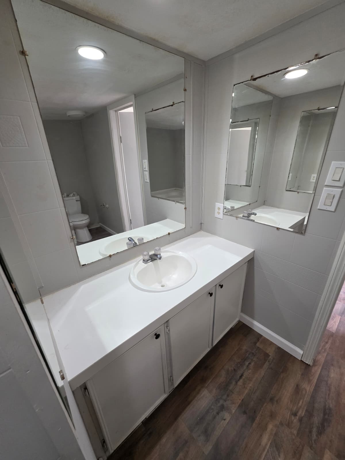 $59,900, owner financing $5,000 down, year 1998, 16x76, set in park, new caney (pre-owned)  home features