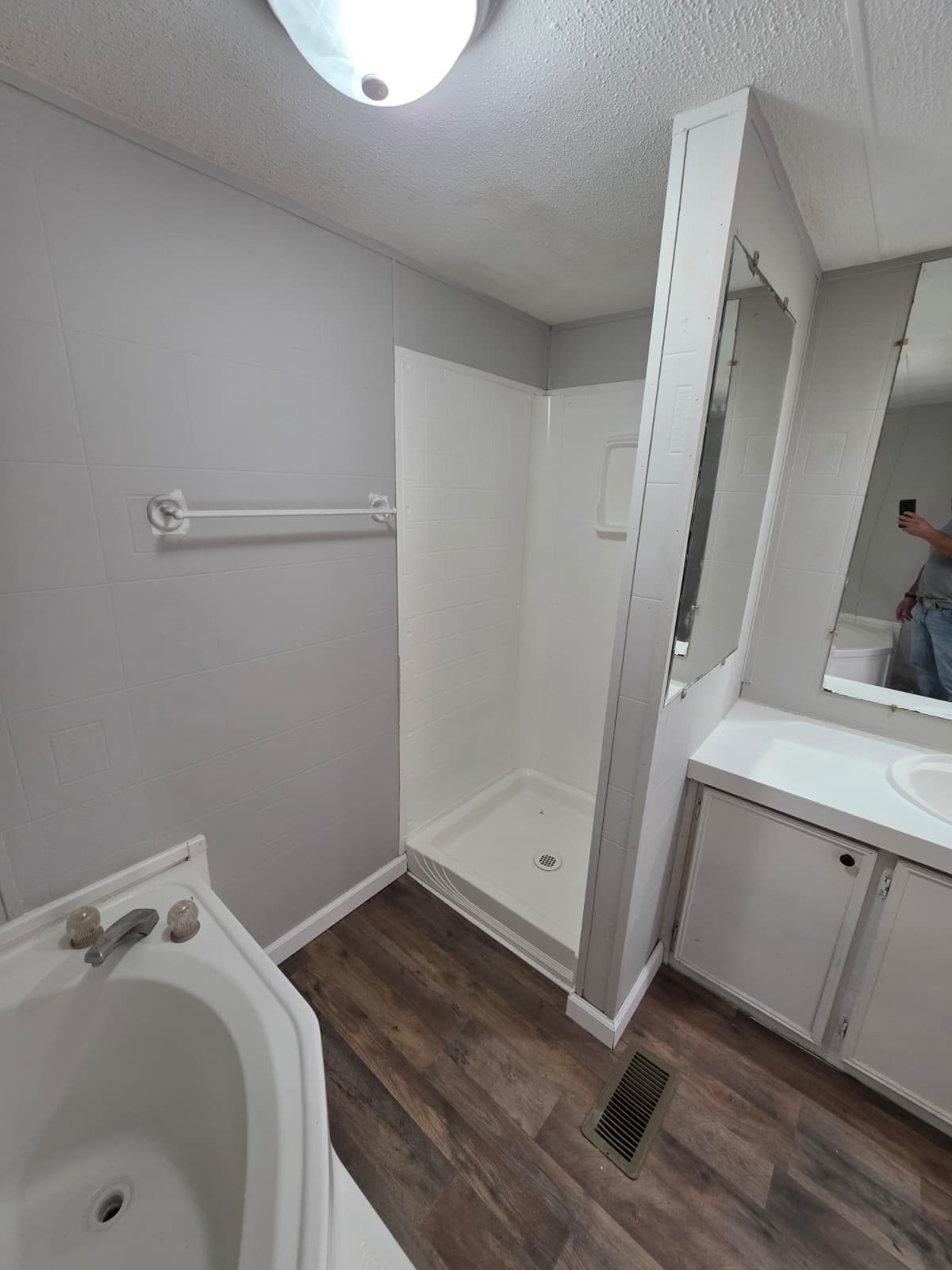 $59,900, owner financing $5,000 down, year 1998, 16x76, set in park, new caney (pre-owned)  home features