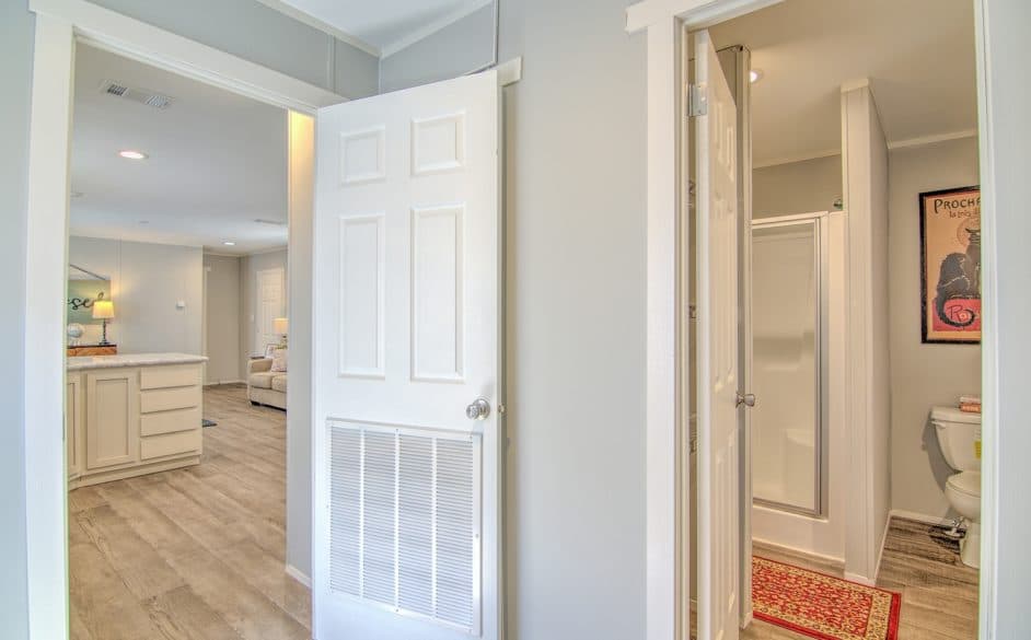 Park place 302 interior and bathroom home features